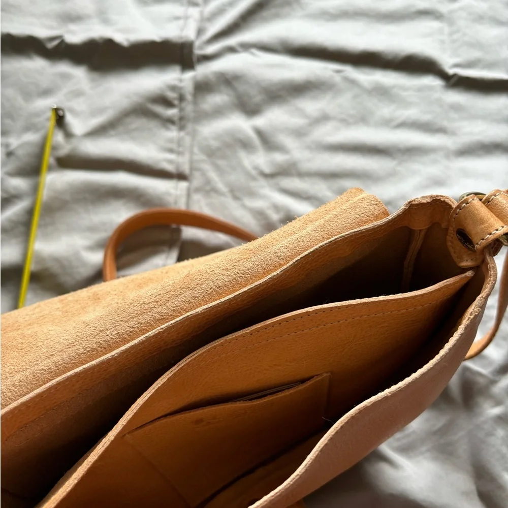 Il Bisonte Gaia Crossbody Bag - Picture 3 of 3